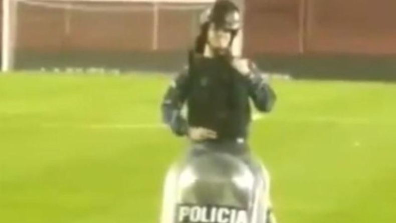 Αργεντινός αστυνομικός εξοργίζει οπαδούς στην εξέδρα με χειρονομίες (vid)