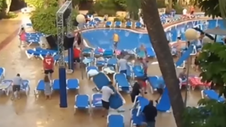 H μάχη της ξαπλώστρας: Tουρίστες τρέχουν να προλάβουν μία θέση δίπλα στην πισίνα (vid)