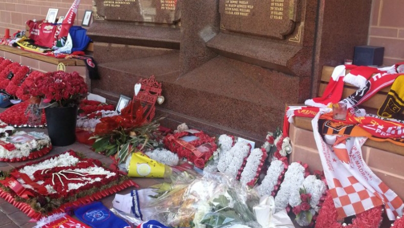Οι οπαδοί της Παρί άφησαν λουλούδια στο μνημείο του Χίλσμπορο (pics)