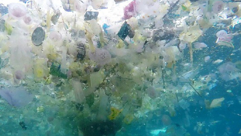 Επιστήμονες δημιούργησαν αυτοδιασπώμενο πλαστικό για την προστασία του θαλάσσιου περιβάλλοντος