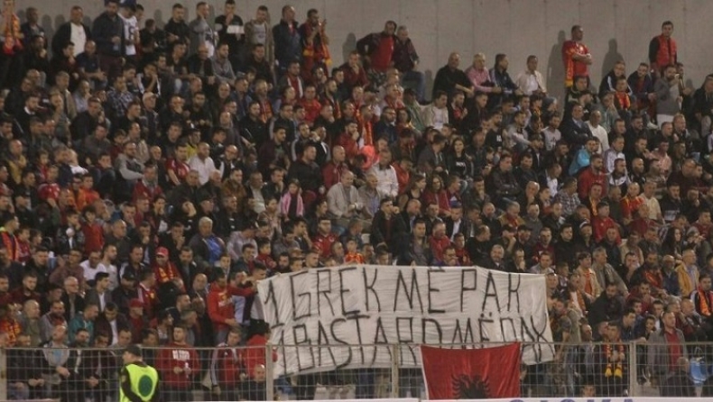 Προκλητικό πανό των οπαδών της Παρτιζάνι για τον νεκρό ομογενή στην Αλβανία (pic)