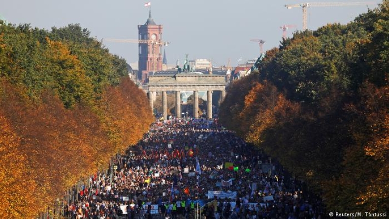 Λαοθάλασσα στο Βερολίνο σε διαδήλωση εναντίον του μίσους και του ρατσισμού