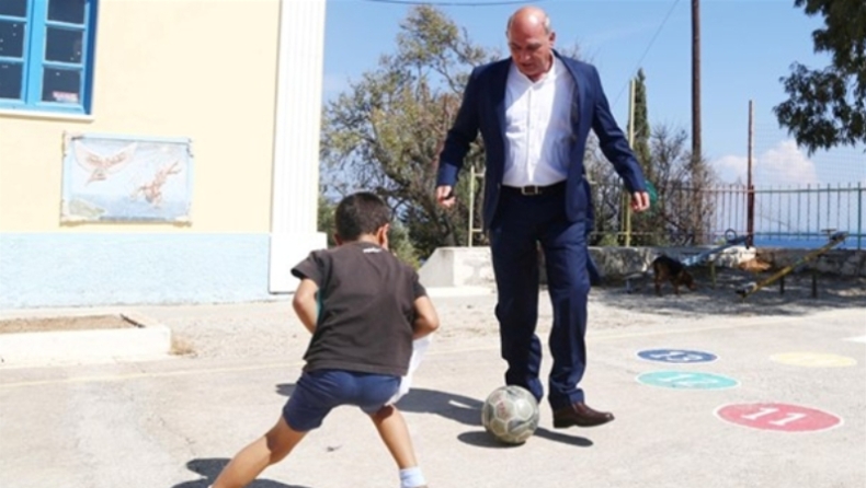 «Πάσα στα θρανία» στην Κάρπαθο με τον πρόεδρο της ΕΠΟ να παίζει μπάλα με μαθητές! (pics)