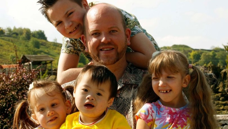 Ο καλύτερος πατέρας του κόσμου: Ένας 34χρονος έχει υιοθετήσει 5 παιδιά με ιδιαίτερες ικανότητες (pics)