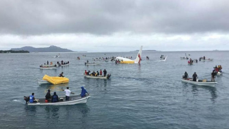 Ένας νεκρός στο αεροπλάνο που κατέπεσε σε λιμνοθάλασσα της Μικρονησίας (vid)
