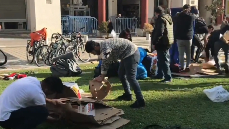 Πρόσφυγες καθάρισαν την πλατεία Αριστοτέλους όπου είχαν κατασκηνώσει για δύο μέρες (pics & vid)