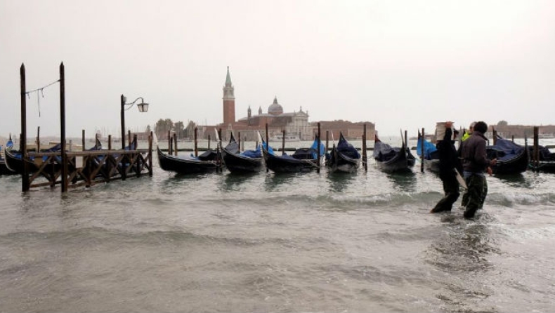 Πλημμυρισμένο το 75% της Βενετίας, 11 νεκροί από την κακοκαιρία (pics & vids)