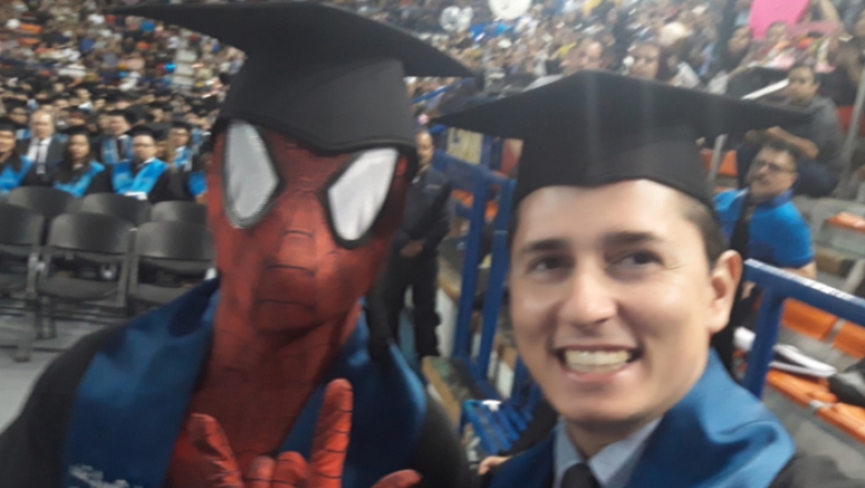 Φοιτητής νομικής ντύθηκε Spider - Man για να παραλάβει το πτυχίο του (pics & vid)