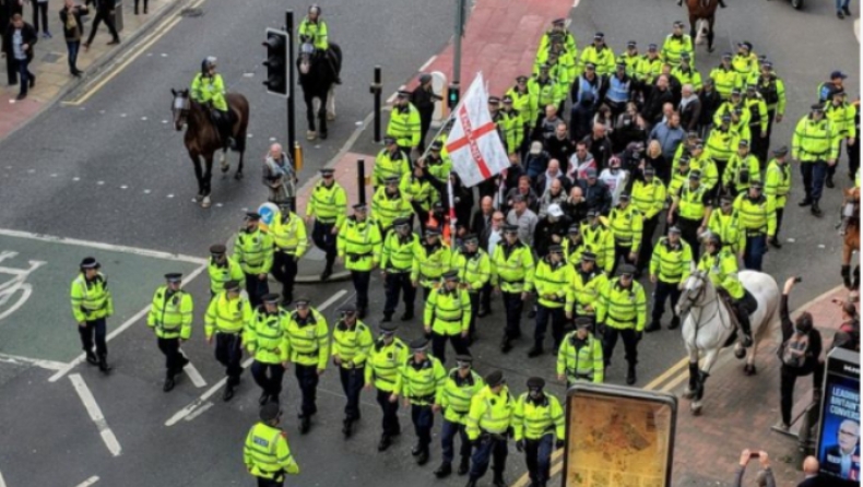 Βρετανοί νεοναζί διαδηλώνουν και δεν γεμίζουν ούτε ταξί (pics & vid)
