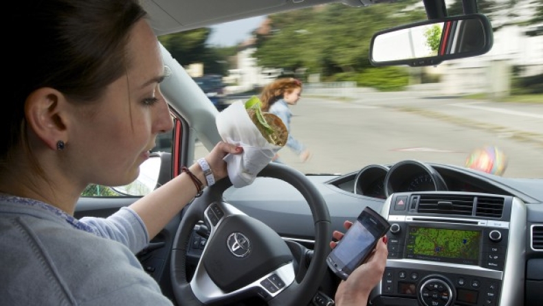 «Εβρεξε» κλήσεις στην Αττική λόγω χρήσης κινητού στο τιμόνι