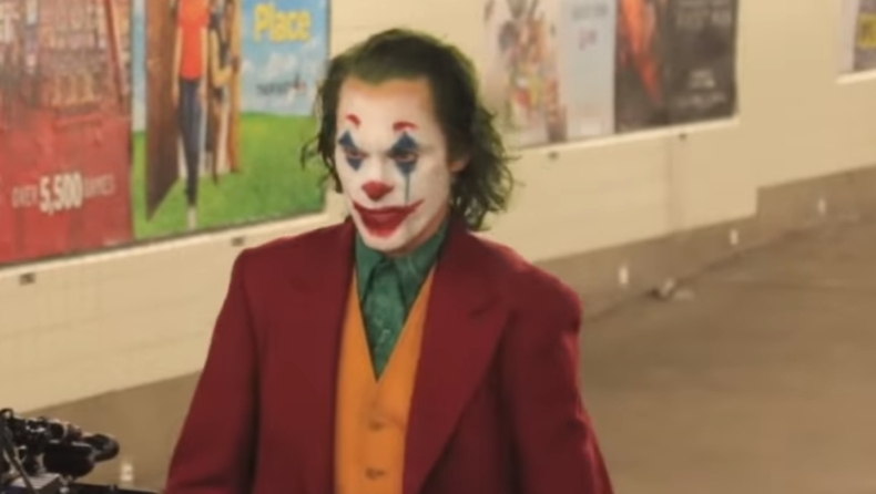 Joker: O «μασκαρεμένος» Χοακίν Φοίνιξ προκαλεί τρόμο στο μετρό της Νέας Υόρκης (pics & vid)