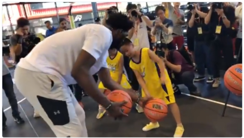 «Διδάσκει» μπάσκετ στην Κίνα ο Εμπίντ (vid)