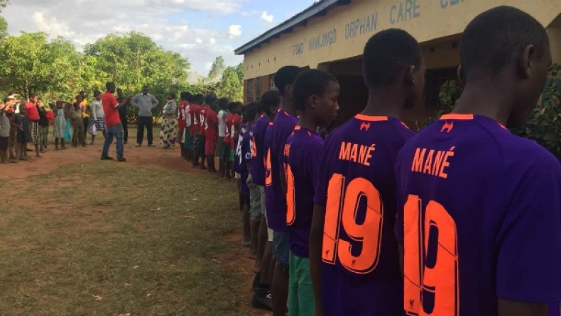 Ο Μανέ δώρισε πάνω από 100 φανέλες σε ορφανά στο Μαλάουι και τα παιδιά τρελάθηκαν! (vid)