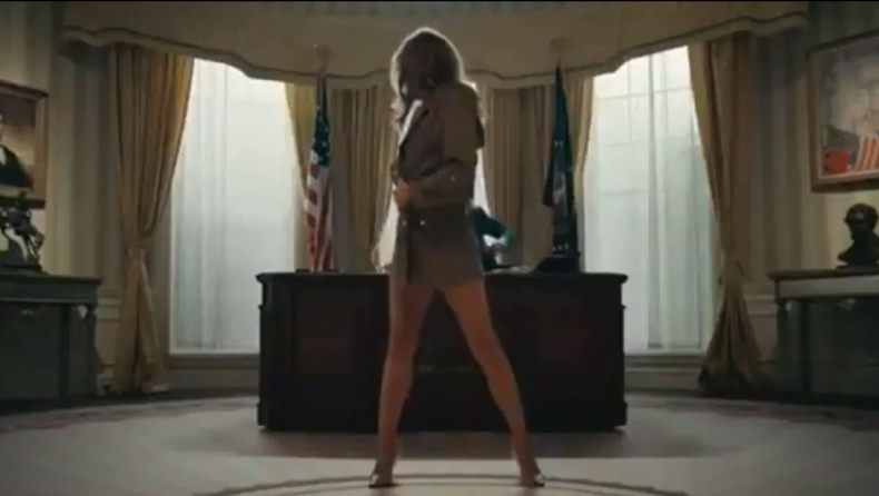 Σωσίας της Μελάνια Τραμπ κάνει striptease στον Λευκό Οίκο (pic & vid)