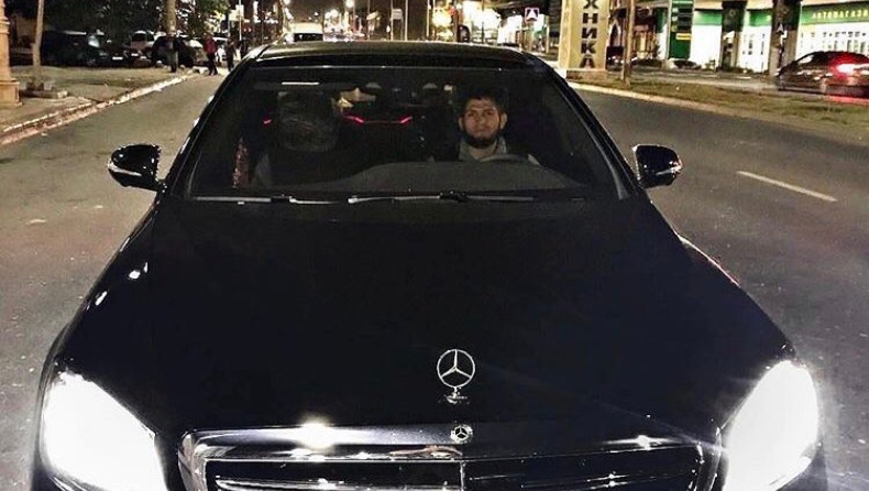 O Πρόεδρος της Τσετσενίας έκανε δώρο μία πανάκριβη Mercedes στον Khabib! (pics)