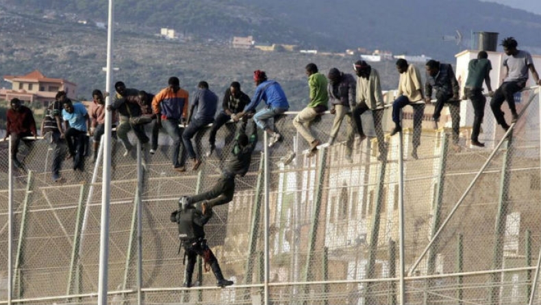 Τραγωδία με μετανάστες που προσπάθησαν να περάσουν τα σύνορα της Ισπανίας (vid)
