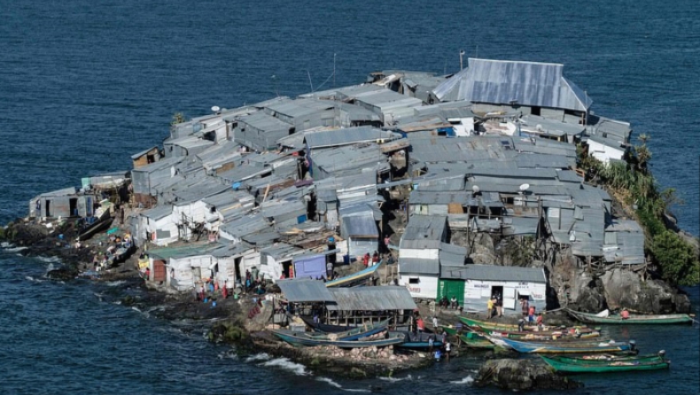 Το μικρότερο κατοικημένο νησί στον κόσμο φέρνει στο χείλος του πολέμου την Αφρική (pics & vid)