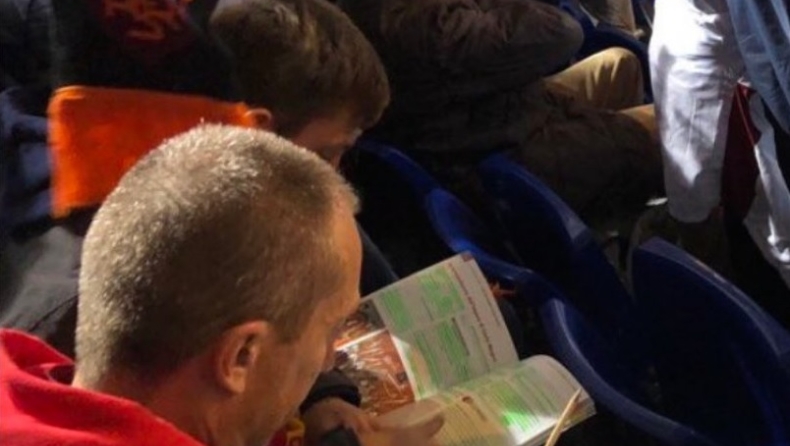 Μαθητής διάβαζε στο «Ολίμπικο» για να μη χάσει το ματς της Ρόμα! (pic)