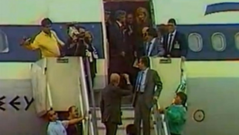 Τριάντα χρόνια από το νεύμα του Ανδρέα Παπανδρέου που σύστησε στο Πανελλήνιο την αεροσυνοδό Δήμητρα (pic & vids)