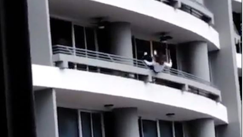 Ήθελε να βγάλει selfie αλλά έπεσε από τον 27ο όροφο (vid)