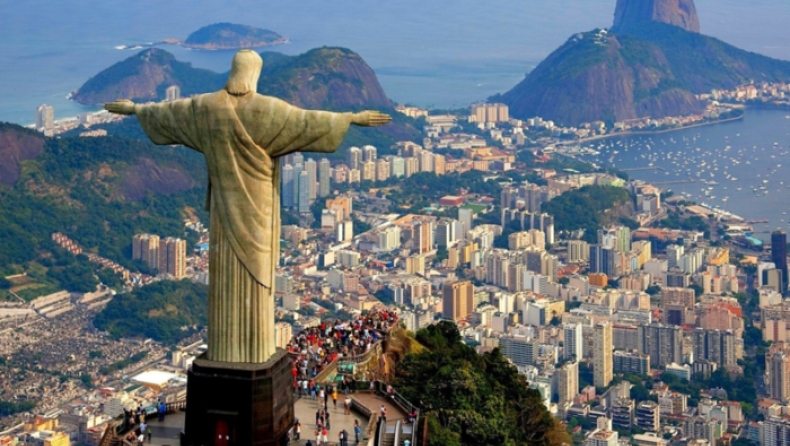 Φασιστικός χαιρετισμός από το άγαλμα του Ιησού στο Ρίο: Photoshop με προεκλογικό «άρωμα» (pics)
