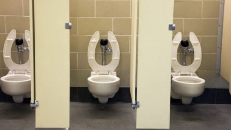 Ο τρόπος που καθόμαστε στις ξένες τουαλέτες τελικά δεν είναι ο σωστός (pics)