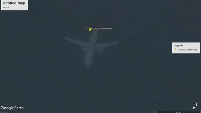 Όλοι ψάχνουν να βρουν αν αυτή η φωτογραφία με το βυθισμένο αεροπλάνο είναι αληθινή (pics)