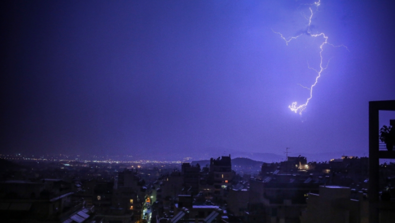 Κεραυνός προκάλεσε φωτιά και κάηκαν πρόβατα στα Τρίκαλα