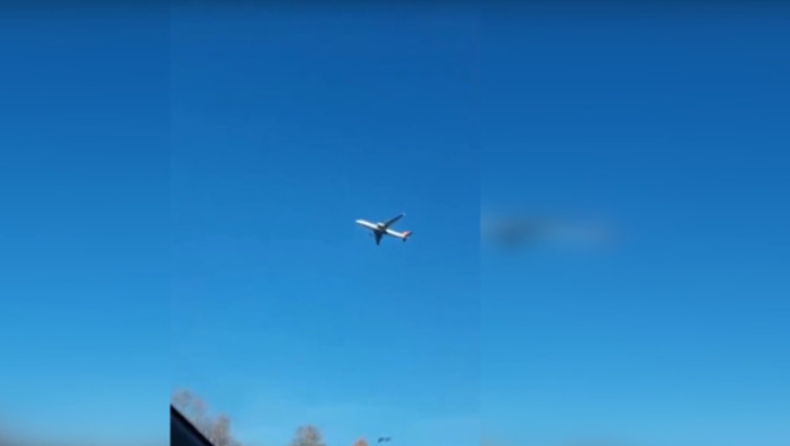 Το... ακίνητο αεροπλάνο στον ουρανό που τρέλανε το internet (vid)