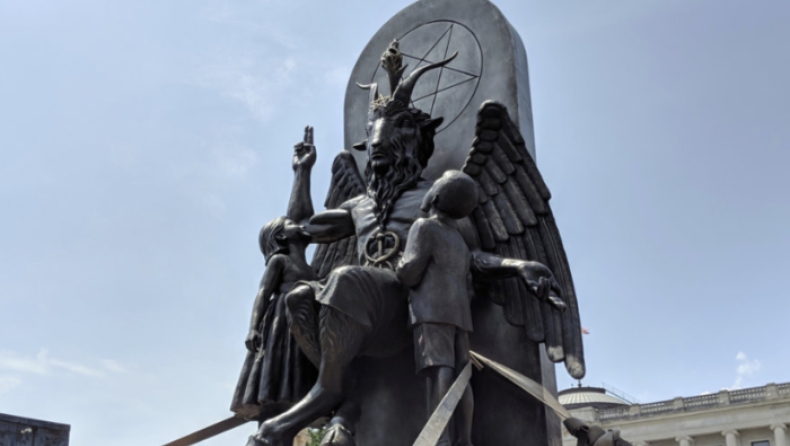 Σατανιστές μηνύουν το Netflix για βεβήλωση του αγάλματος του Σατανά (pics)