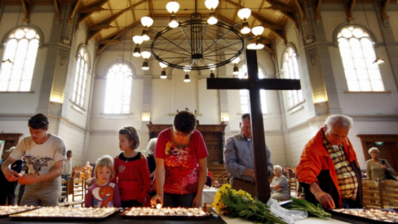 Ολλανδική εκκλησία κάνει non stop λειτουργίες για να αποτρέψει απέλαση οικογένειας προσφύγων (pics)