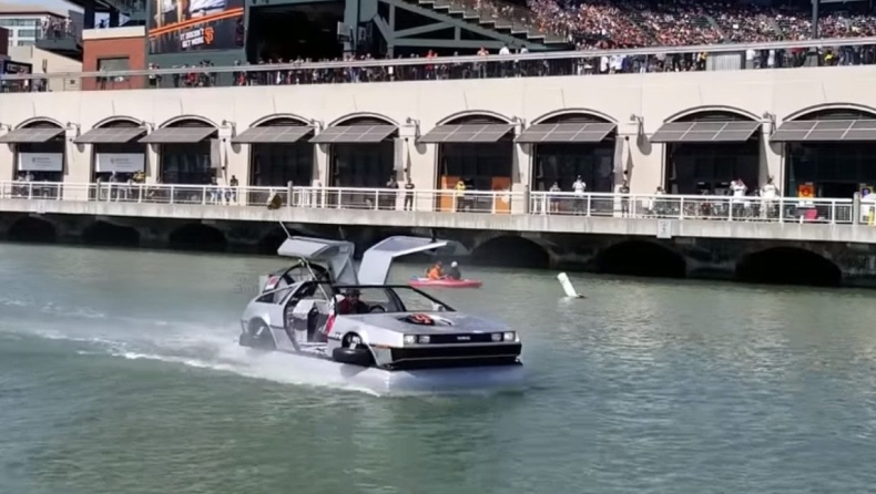 Aυτό το DeLorean δεν πετάει, όμως κολυμπάει (pics & vid)