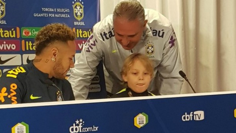 Ο Νεϊμάρ πήγε στη συνέντευξη τύπου της Βραζιλίας με τον γιο του (vid)