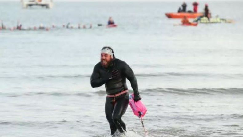 Ένας 33χρονος έκανε κολυμπώντας το γύρο της Βρετανίας σε 157 μέρες (vids)