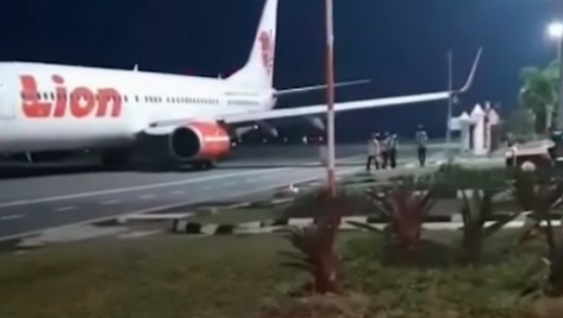 Αεροπλάνο με 143 επιβάτες χτύπησε σε στύλο κατά τη διάρκεια της απογείωσης (vid)