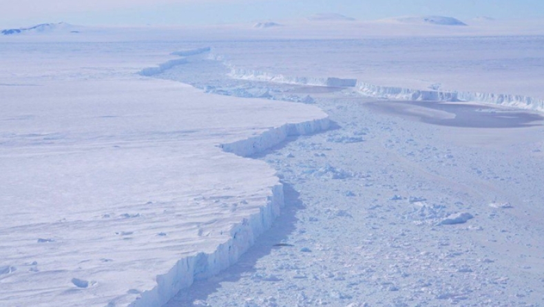 Εντυπωσιακές εικόνες από την αποκόλληση τεράστιου παγόβουνου στην Ανταρκτική (pics & vids)