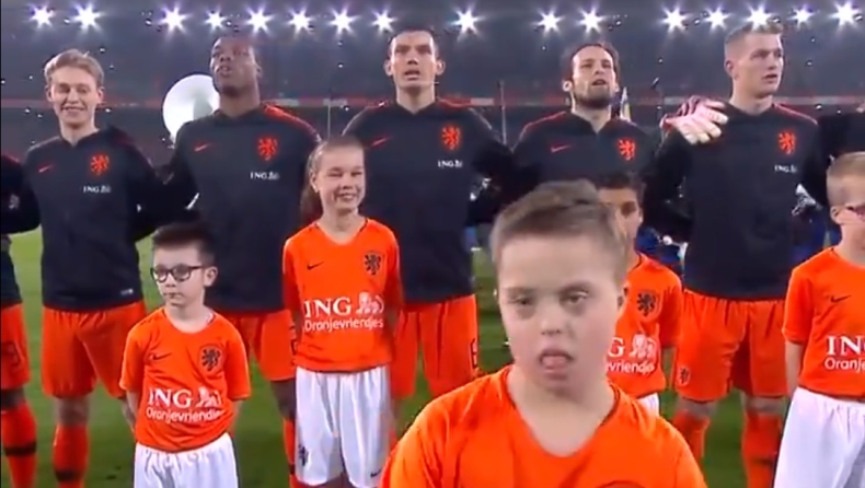 Κάθε παιδί αξίζει ένα χαμόγελο και οι παίκτες της Ολλανδίας το χάρισαν απλόχερα... (vid)