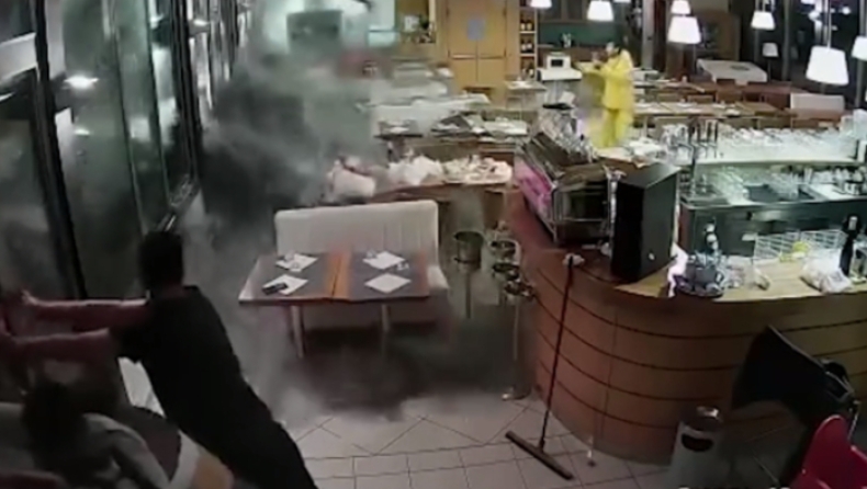 Η στιγμή που ορμητικός χείμαρρος σαρώνει εστιατόριο στην Ιταλία: Παρασύρθηκαν εργαζόμενοι και πελάτες (pics & vid)