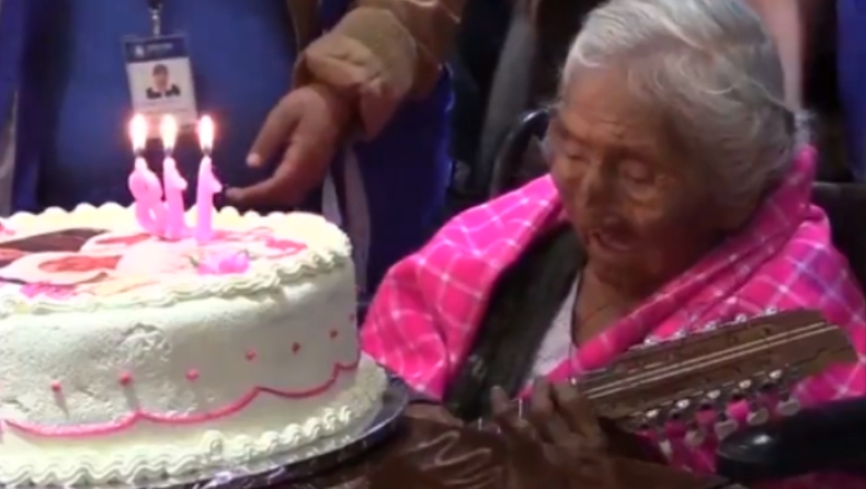 H γηραιότερη γυναίκα στον κόσμο έσβησε τα 118α κεράκια της αγκαλιά με την κιθάρα της (pics)