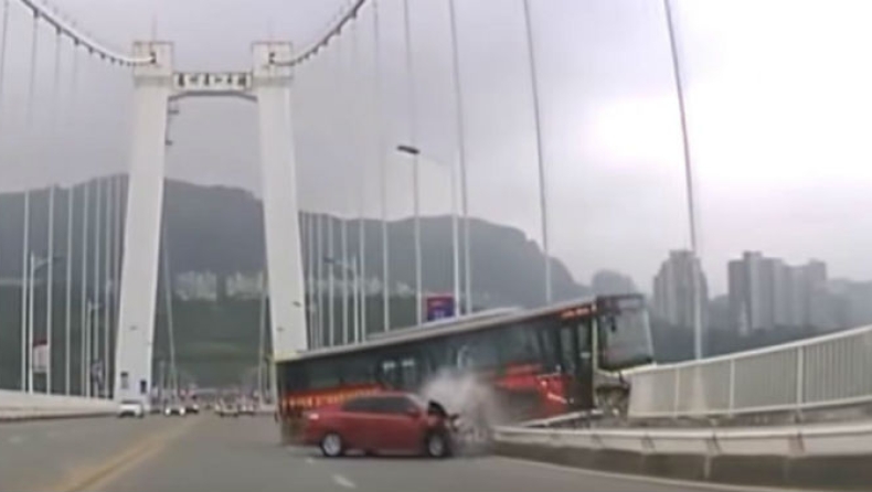 Οδηγός τσακώθηκε με επιβάτη και το λεωφορείο έπεσε από γέφυρα: 15 νεκροί (vid)