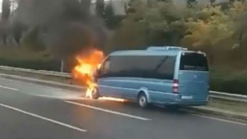 Mini λεωφορείο τυλίχτηκε στις φλόγες στην Αττική Οδό (vid)