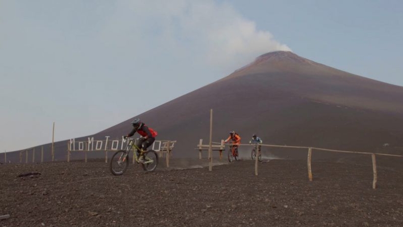 H επικίνδυνη ποδηλατική κατάβαση από ενεργό ηφαίστειο που κόβει την ανάσα (vid)