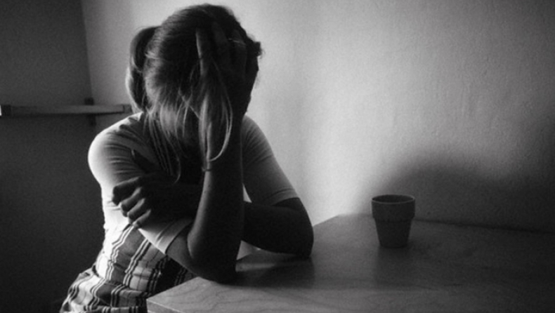 Καταδικασμένος κατά συρροή βιαστής κέρδισε το δικαίωμα να βλέπει το παιδί του θύματός του (vid)