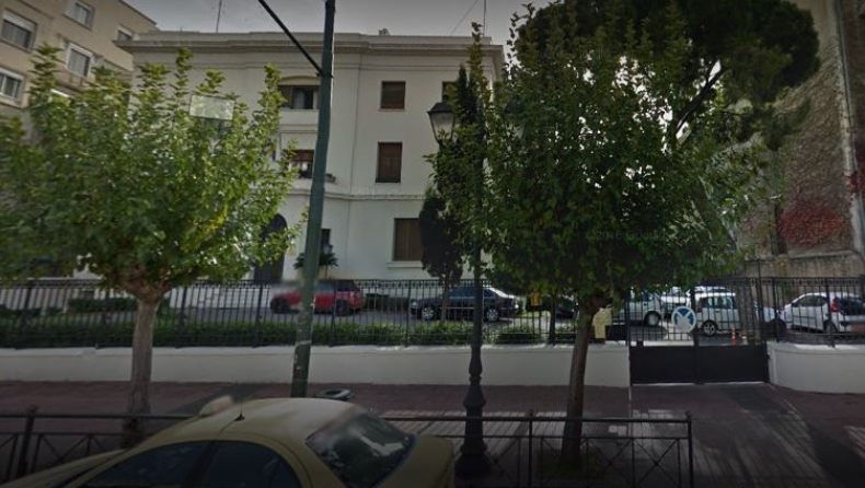 Mεθυσμένος με μαχαίρι εισέβαλε στην πρεσβεία της Σερβίας στην Αθήνα