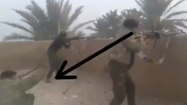 Κούρδος μαχητής πολεμάει το ISIS με όπλο μία... σφεντόνα και μερικά χαλίκια (vid)