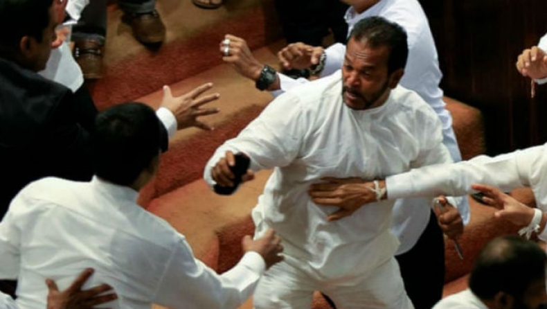 Μέχρι και μαχαίρια βγήκαν στη Βουλή της Σρι Λάνκα (pics & vid)