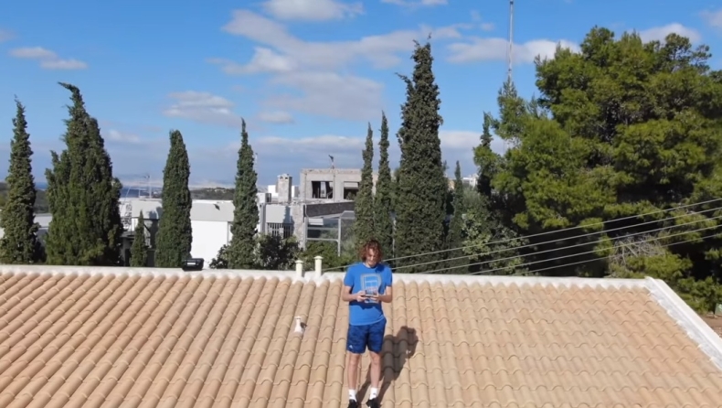Ο Τσιτσιπάς διαφημίζει την Ελλάδα με το drone του από τα κεραμίδια του σπιτιού του! (vid)