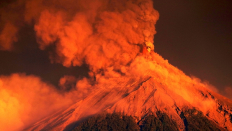 Συνεχείς εκρήξεις στο ηφαίστειο Φουέγο στην Γουατεμάλα (pics & vid)