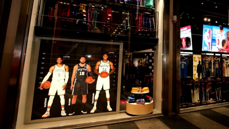 Πρώτη «μούρη» ο Giannis στο ΝΒΑ Store που άνοιξε στο Μιλάνο! (pics)