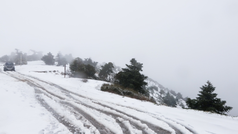 Χιονίζει ασταμάτητα στην Πάρνηθα: Στους -4 το θερμόμετρο (vid)